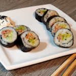 Thunfisch-Sushi aufgeschnitten auf einem Teller